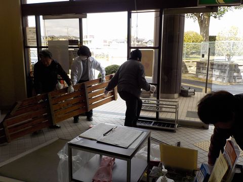 春季自主グループ館内清掃