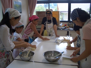 フォカッチャの生地をこねています