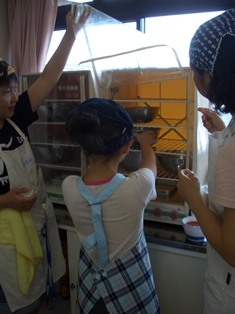 フォカッチャの生地を発酵器に入れます