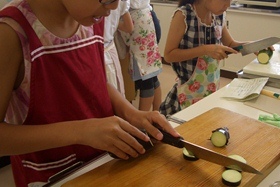 野菜を切っている様子