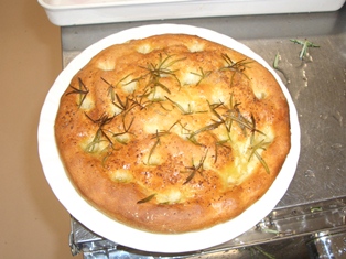 フォカッチャを切っている様子