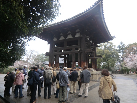 東大寺の鐘の前にて説明