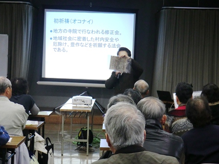 牛玉札を持って説明する講師