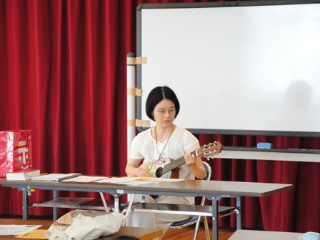ギタレレを弾く亜子米さん
