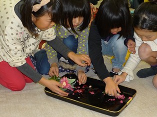 粉々になる椿の花。