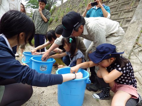1_2・川の水を汲みに行く