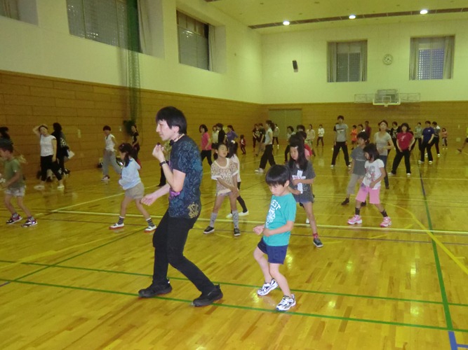 先生に指導を受けながら踊る受講生