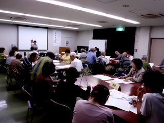 資料を示す先生