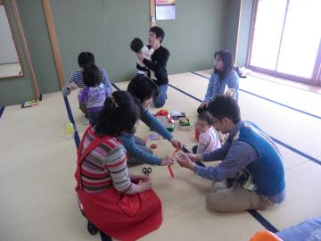 おもちゃ作りや手遊びなどでお母さんを待ちます