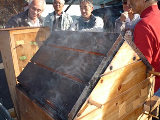 燻製箱から煙が出ている様子。
