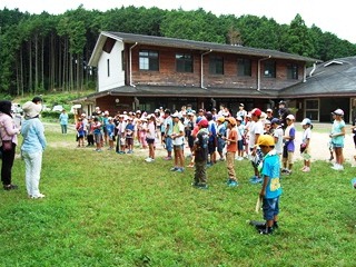 奈良市青少年野外活動センター野外広場にて