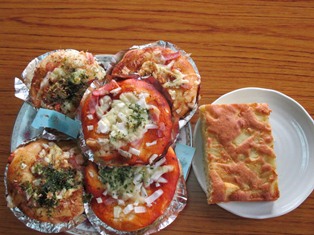 焼き上がったピザパン・お好みパンアップルクーヘン。