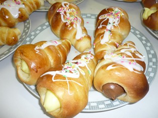 焼き上がったチョコとクリームのコルネ。