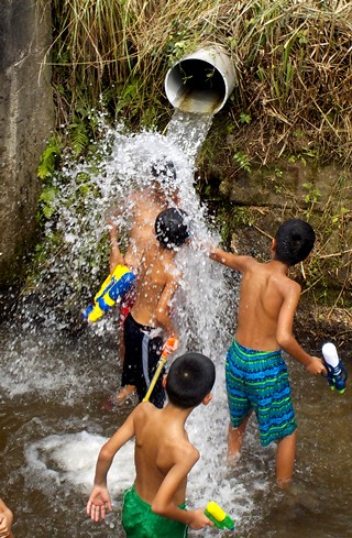 つめたい水遊び