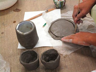 成型で底面をかたどっている様子