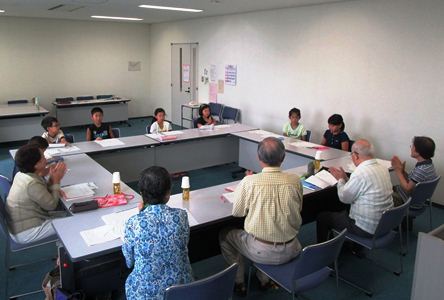 全体で話をしている様子