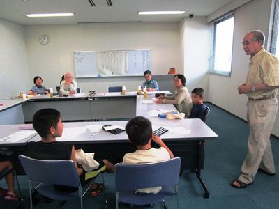 参加者と話をしている様子