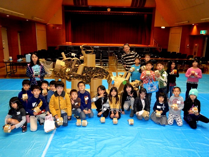 完成した作品の前で記念撮影