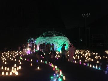 ろうそくとLEDのコントラストがきれいです