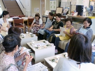 講師の方が先に作って来てくださった抹茶ゼリーで楽しいお茶タイム。