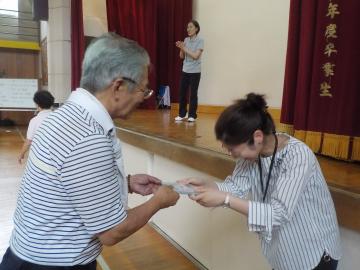 じゃんけんに残った男性にプレゼント贈呈