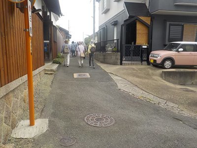 細い路地歩く参加者