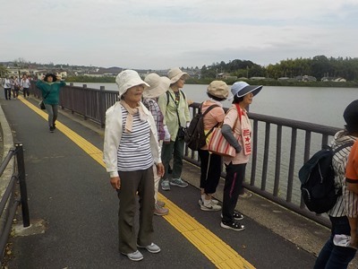 池の傍で景色を観る参加者写真