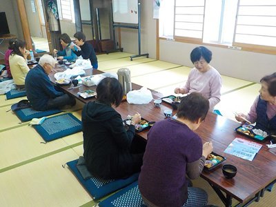 向かい合ってランチを食べる参加者写真
