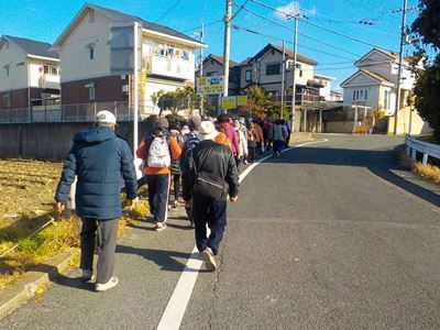 道路端をウォーキングする参加者写真