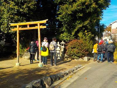 鳥居の前で手を合わせる参加者写真