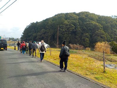 垂仁天皇陵お濠の前を歩く参加者写真