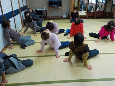 和室で体操をする参加者