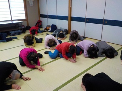 体操をする参加者写真
