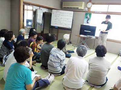 話しを聴く参加者の写真