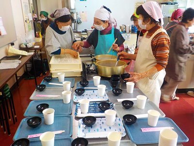 ぜんざいを調理する写真