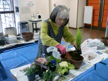 寄せ植えに取り組む受講生