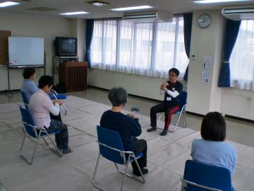 講師の説明を聞く