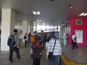 学研北生駒駅を出発