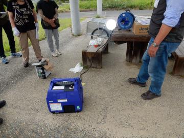 登美ヶ丘地区自主防災防犯会　防災備品の点検の様子