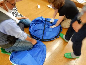 登美ヶ丘地区自主防災防犯会　テントの片づけの様子