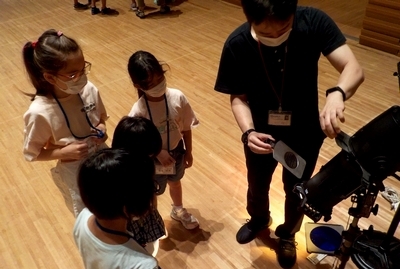 照明の説明を聞いているところ
