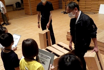 舞台の道具について説明を聞いています