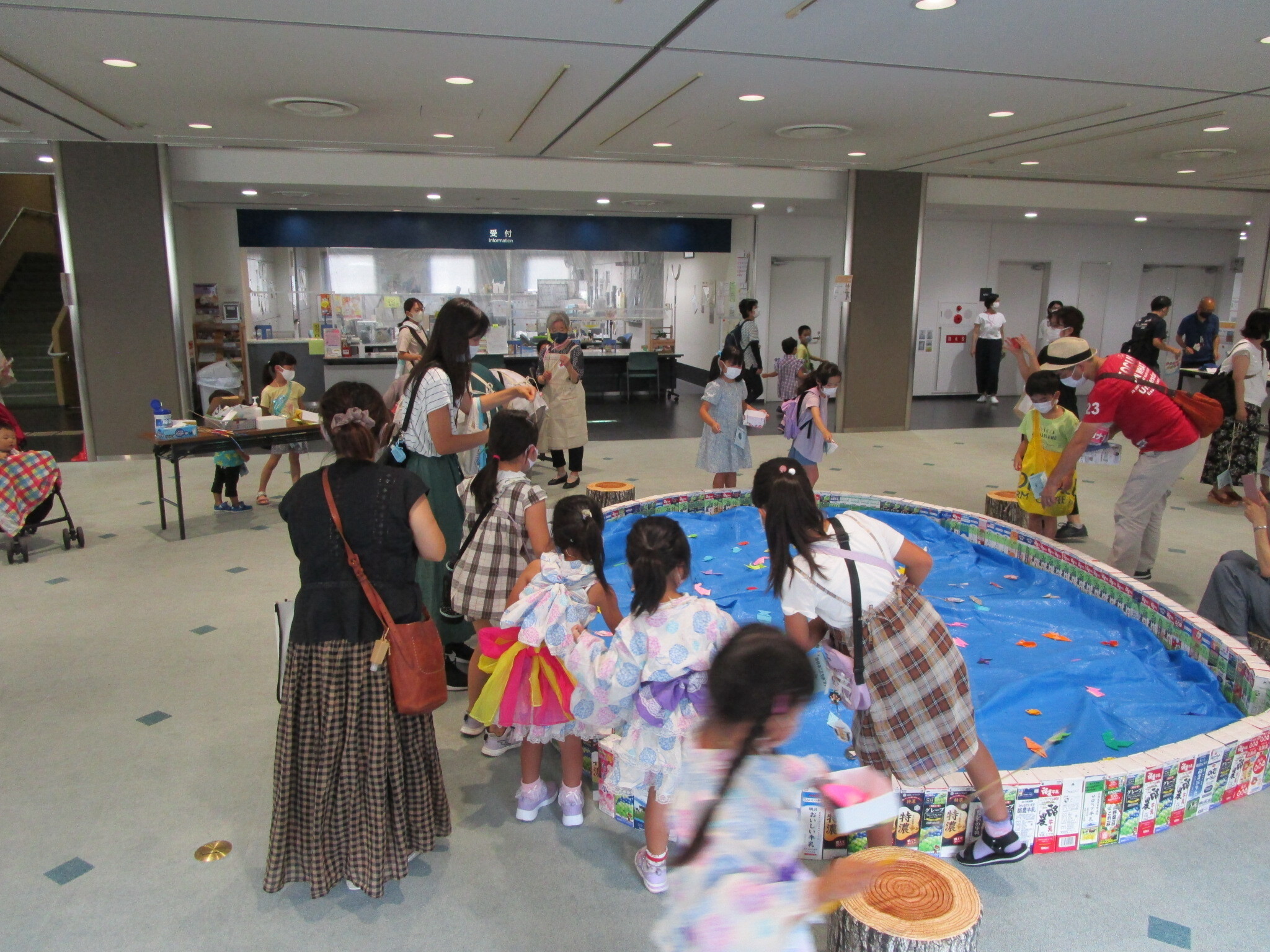 釣りコーナーに並ぶ子どもたち