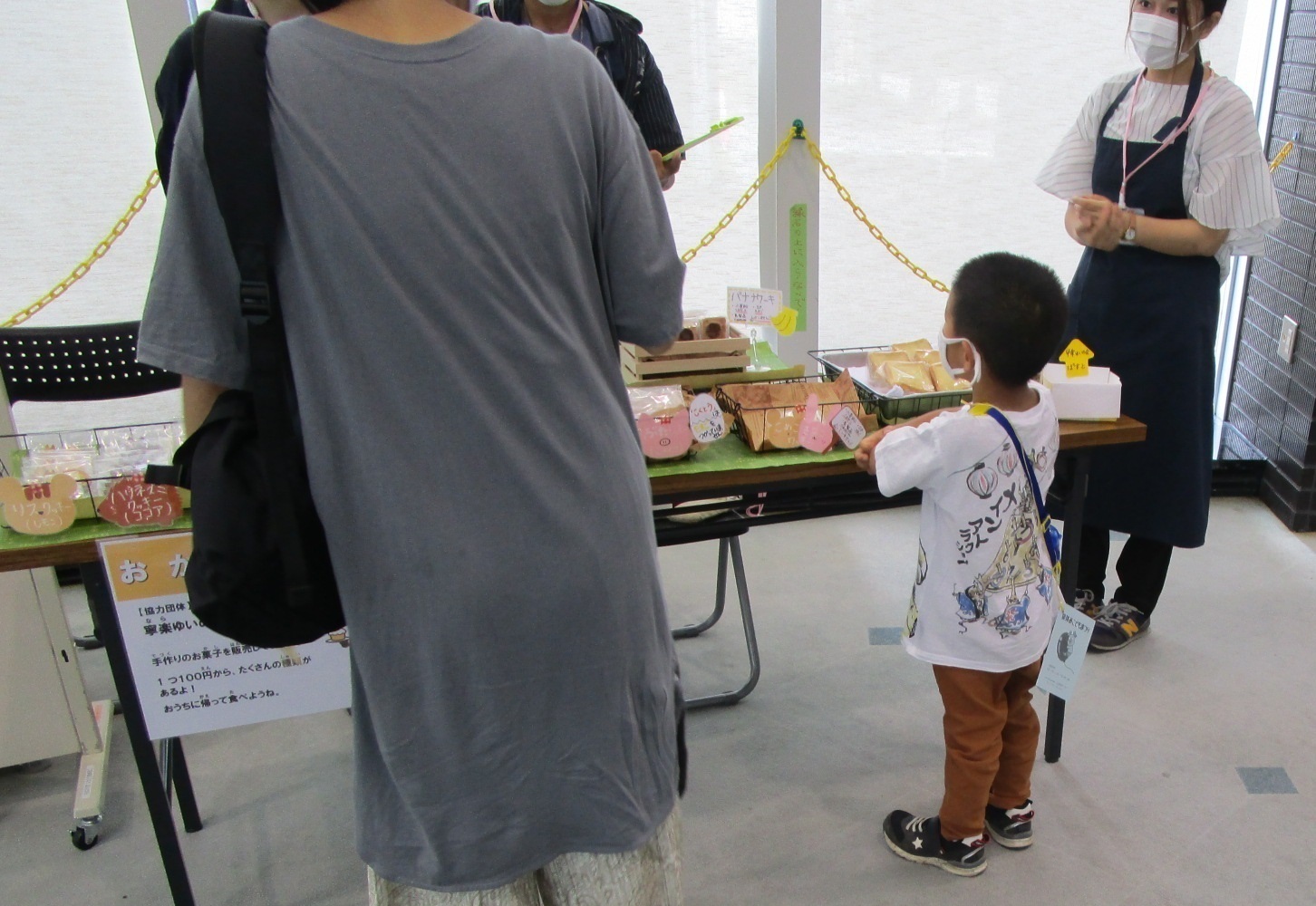 はじめて一人で買い物をする園児