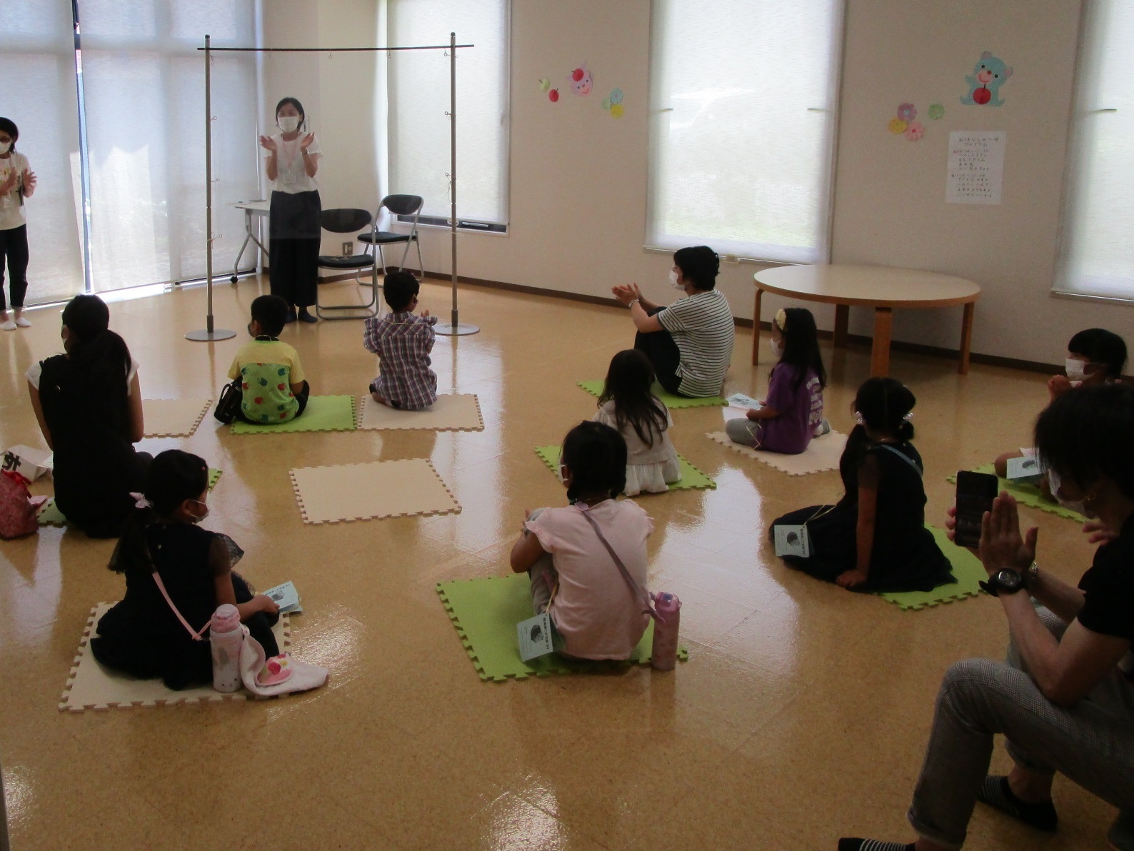 楽しそうに手遊びをする様子