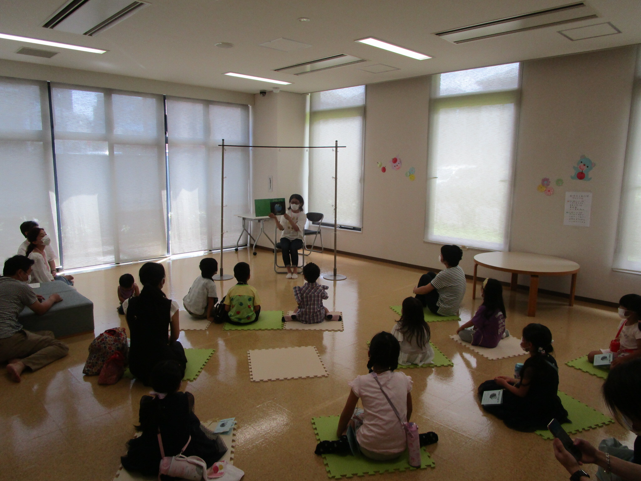 託児室で読み聞かせをする楽しい朗読の会なないろさん