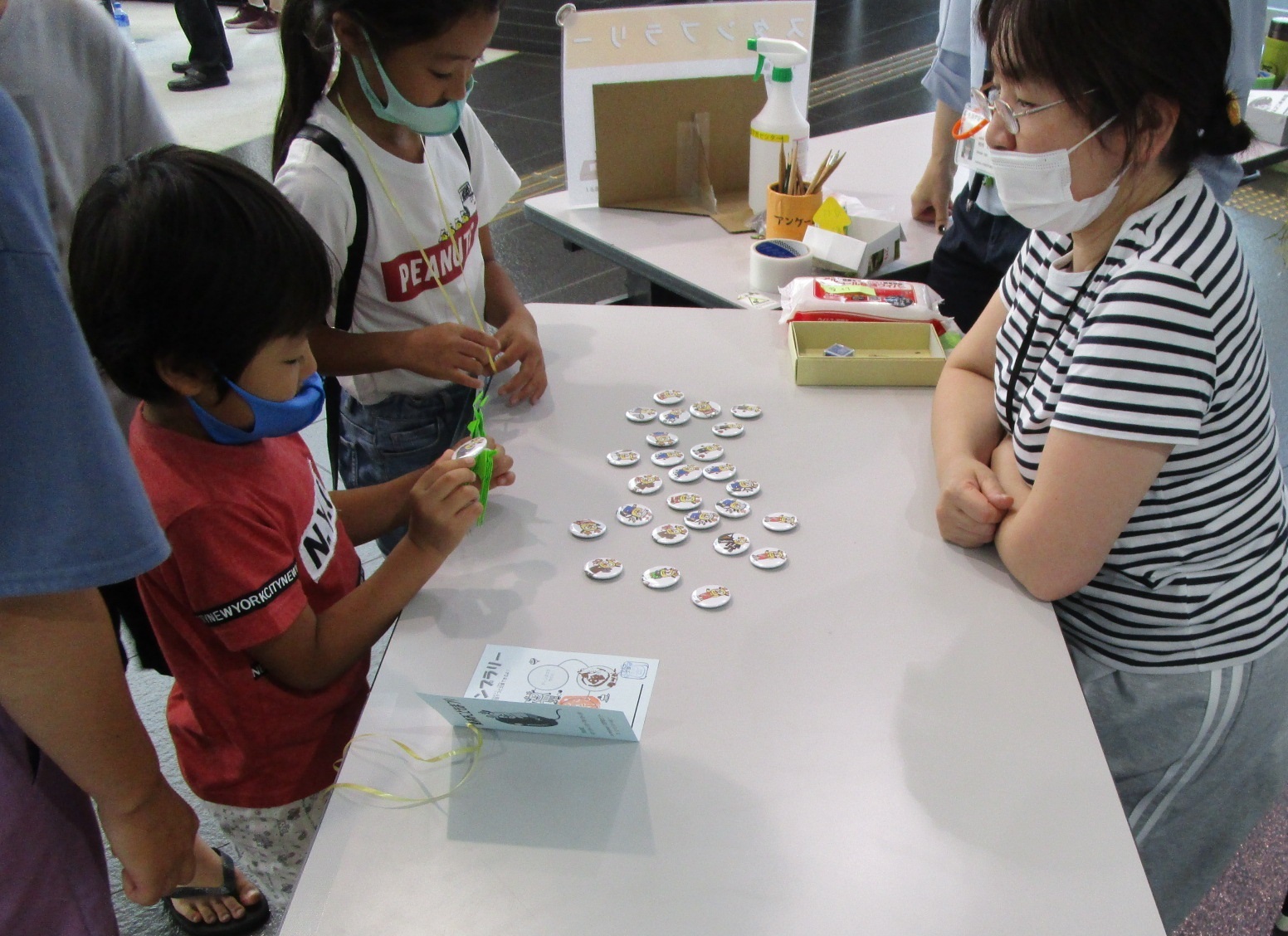 景品の缶バッチを選ぶ子どもの様子