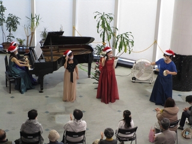 メンバー全員で演奏する様子