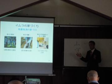 家づくりの説明をされている写真