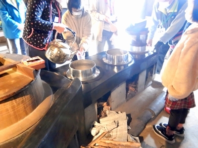 かまどでご飯を炊く様子